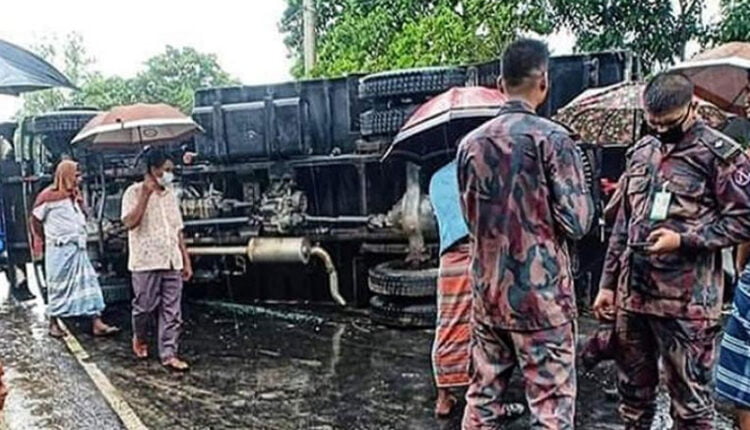 উল্টেপড়া গাড়ি উদ্ধারের সময়